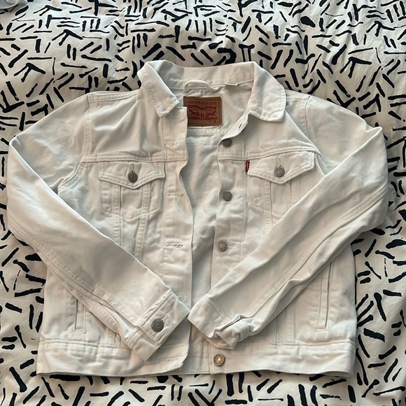 VGUC Levi’s white denim jacket ❄️ - Picture 2 of 4